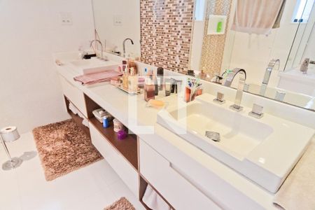 Casa à venda com 530m², 4 quartos e 6 vagas Casa à venda com 530m², 4 quartos e 6 vagasBanheiro da Suíte 3