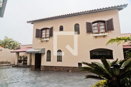 Casa à venda com 530m², 4 quartos e 6 vagas Casa à venda com 530m², 4 quartos e 6 vagasÁrea Externa