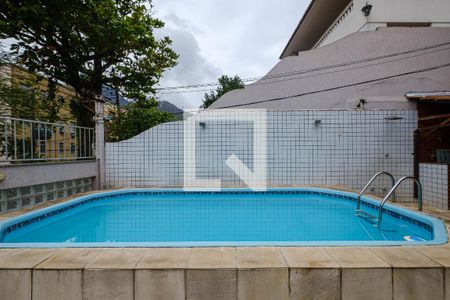 Casa à venda com 190m², 5 quartos e 3 vagas Casa à venda com 190m², 5 quartos e 3 vagasPiscina