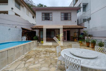 Casa à venda com 190m², 5 quartos e 3 vagas Casa à venda com 190m², 5 quartos e 3 vagasÁrea comum - Piscina