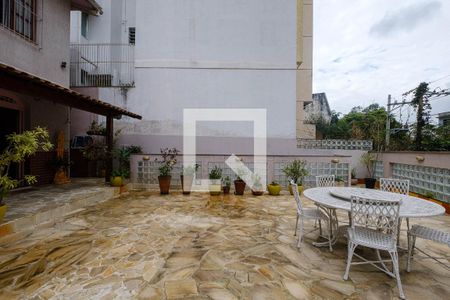 Casa à venda com 190m², 5 quartos e 3 vagas Casa à venda com 190m², 5 quartos e 3 vagasÁrea comum - Piscina