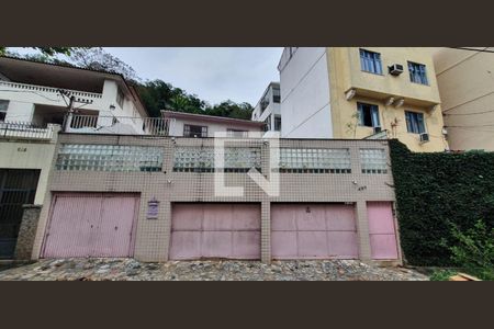 Casa à venda com 190m², 5 quartos e 3 vagas Casa à venda com 190m², 5 quartos e 3 vagasFachada