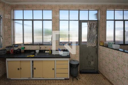 Casa à venda com 360m², 4 quartos e 3 vagas Casa à venda com 360m², 4 quartos e 3 vagasCozinha