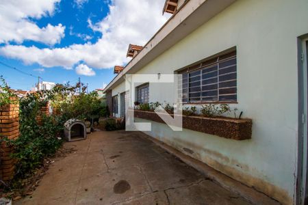 Casa à venda com 170m², 4 quartos e 2 vagas Casa à venda com 170m², 4 quartos e 2 vagasFachada