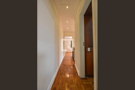 Casa à venda com 220m², 3 quartos e 2 vagasCorredor 