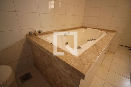 Apartamento para alugar com 241m², 4 quartos e 4 vagasBanheiro suíte 1