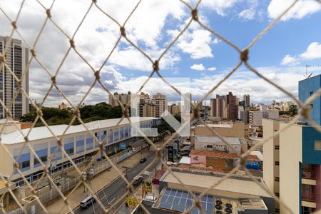 Vista da suíte de apartamento para alugar com 3 quartos, 150m² em Vila Itapura, Campinas