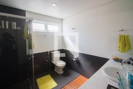 Casa à venda com 450m², 4 quartos e 4 vagasBanheiro Suíte 2