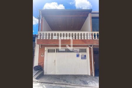 Casa à venda com 269m², 3 quartos e 2 vagas Casa à venda com 269m², 3 quartos e 2 vagasFachada