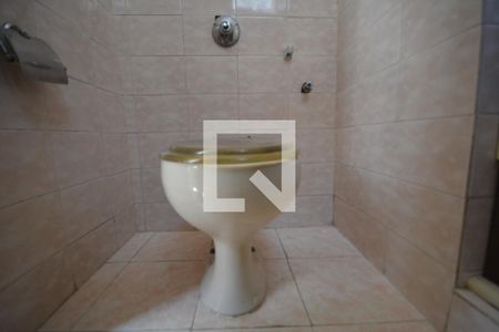 Casa de condomínio para alugar com 180m², 3 quartos e sem vagaBanheiro da Suíte