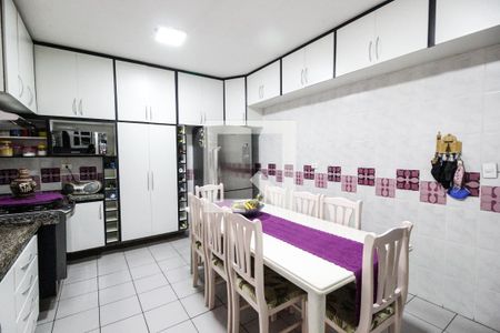 Casa à venda com 352m², 5 quartos e 6 vagas Casa à venda com 352m², 5 quartos e 6 vagasCozinha
