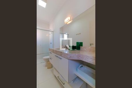 Casa de condomínio à venda com 180m², 3 quartos e 2 vagas Casa de condomínio à venda com 180m², 3 quartos e 2 vagasBanheiro da Suíte