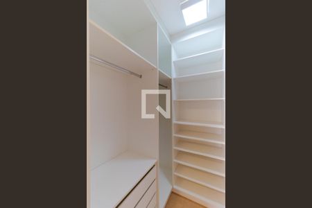 Casa de condomínio à venda com 180m², 3 quartos e 2 vagas Casa de condomínio à venda com 180m², 3 quartos e 2 vagasCloset da Suíte