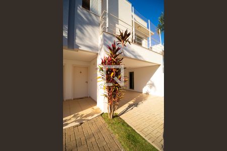 Casa de condomínio à venda com 180m², 3 quartos e 2 vagas Casa de condomínio à venda com 180m², 3 quartos e 2 vagasFachada da Casa