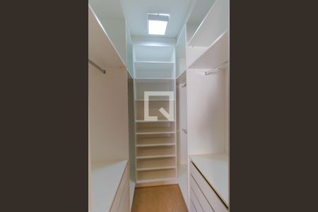 Casa de condomínio à venda com 180m², 3 quartos e 2 vagas Casa de condomínio à venda com 180m², 3 quartos e 2 vagasCloset da Suíte