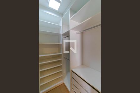 Casa de condomínio à venda com 180m², 3 quartos e 2 vagas Casa de condomínio à venda com 180m², 3 quartos e 2 vagasCloset da Suíte