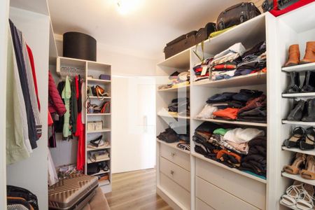 Casa à venda com 300m², 4 quartos e 4 vagas Casa à venda com 300m², 4 quartos e 4 vagasCloset da suíte