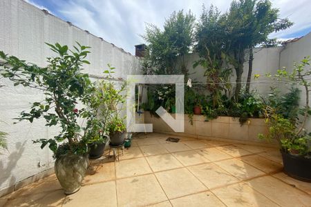 Casa à venda com 210m², 3 quartos e 2 vagas Casa à venda com 210m², 3 quartos e 2 vagasQuintal