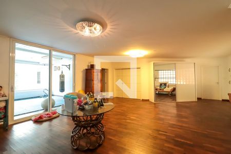 Casa à venda com 1200m², 6 quartos e sem vaga Casa à venda com 1200m², 6 quartos e sem vagaAcesso às Suítes