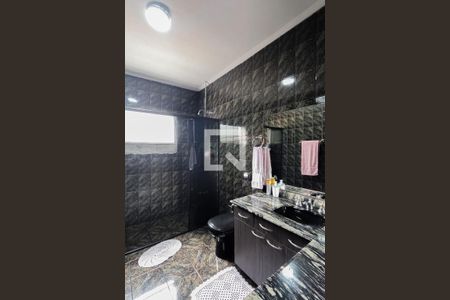 Casa à venda com 430m², 4 quartos e 5 vagasBanheiro da Suíte 2