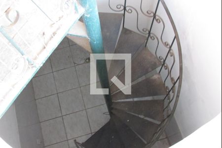 Casa para alugar com 240m², 3 quartos e 6 vagasEscada