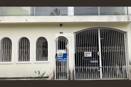 Casa à venda com 360m², 3 quartos e 4 vagas Casa à venda com 360m², 3 quartos e 4 vagasFachada