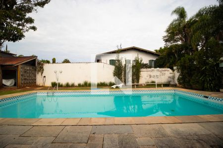 Casa para alugar com 628m², 5 quartos e 7 vagas Casa para alugar com 628m², 5 quartos e 7 vagasQuintal com Piscina