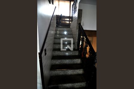 Casa à venda com 269m², 3 quartos e 5 vagasEscada de Acesso ao Segundo Andar