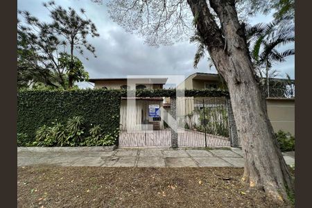 Casa à venda com 280m², 4 quartos e 6 vagasFachada 2