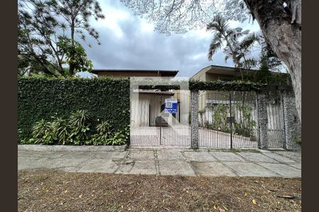 Casa à venda com 280m², 4 quartos e 6 vagasFachada 2