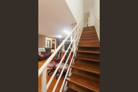 Casa à venda com 300m², 5 quartos e 4 vagasEscadas