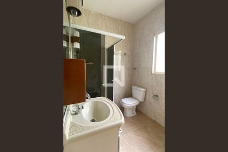 Casa para alugar com 240m², 4 quartos e 3 vagasBanheiro 1