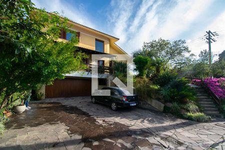 Casa de condomínio à venda com 389m², 3 quartos e 3 vagas Casa de condomínio à venda com 389m², 3 quartos e 3 vagasFachada