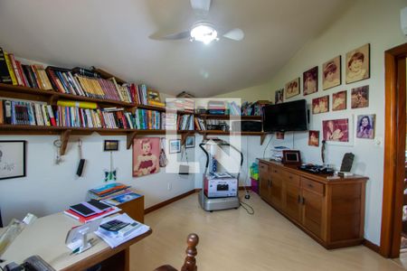 Casa de condomínio à venda com 389m², 3 quartos e 3 vagas Casa de condomínio à venda com 389m², 3 quartos e 3 vagasEscritório