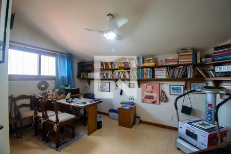 Casa de condomínio à venda com 389m², 3 quartos e 3 vagas Casa de condomínio à venda com 389m², 3 quartos e 3 vagasEscritório