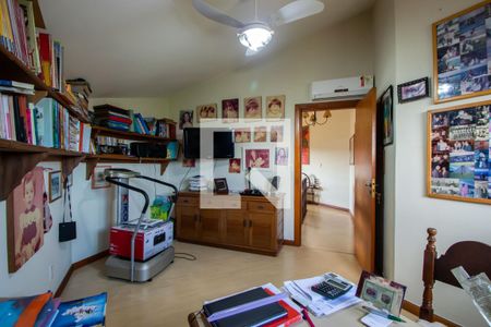 Casa de condomínio à venda com 389m², 3 quartos e 3 vagas Casa de condomínio à venda com 389m², 3 quartos e 3 vagasEscritório