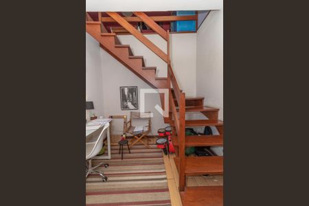 Casa à venda com 260m², 4 quartos e 3 vagas Casa à venda com 260m², 4 quartos e 3 vagasEscritório 2