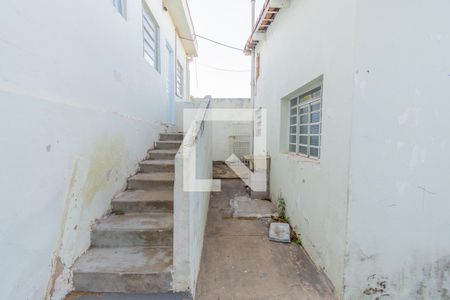 Casa à venda com 140m², 3 quartos e 2 vagas Casa à venda com 140m², 3 quartos e 2 vagasEscada