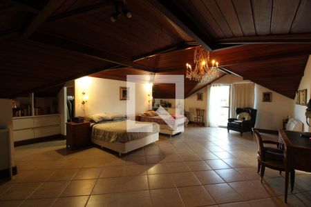 Casa à venda com 769m², 5 quartos e 4 vagasSotão 