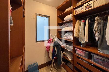Casa à venda com 769m², 5 quartos e 4 vagasCloset - Suíte 4