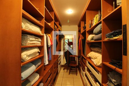 Casa à venda com 769m², 5 quartos e 4 vagasCloset - Suíte 2