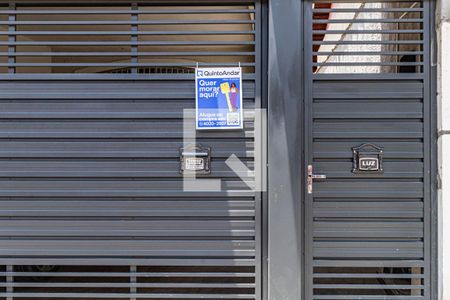 Casa à venda com 211m², 3 quartos e 2 vagas Casa à venda com 211m², 3 quartos e 2 vagasFachada