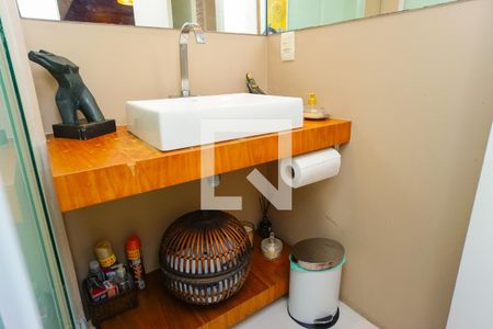 Casa de condomínio à venda com 320m², 6 quartos e 3 vagas Casa de condomínio à venda com 320m², 6 quartos e 3 vagasBanheiro Social