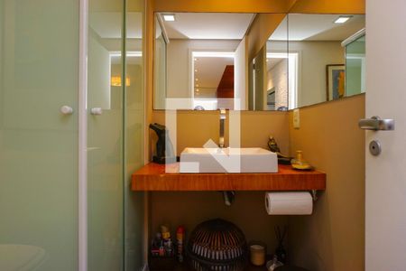 Casa de condomínio à venda com 320m², 6 quartos e 3 vagas Casa de condomínio à venda com 320m², 6 quartos e 3 vagasBanheiro Social