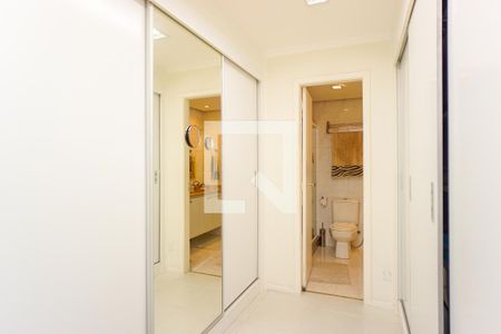 Casa de condomínio à venda com 320m², 6 quartos e 3 vagas Casa de condomínio à venda com 320m², 6 quartos e 3 vagasCloset da Suíte 1