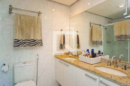 Casa de condomínio à venda com 320m², 6 quartos e 3 vagas Casa de condomínio à venda com 320m², 6 quartos e 3 vagasBanheiro da Suíte 1