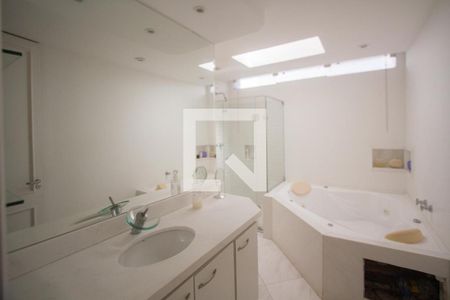 Casa à venda com 850m², 4 quartos e 3 vagasBanheiro Suíte 3