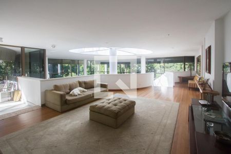 Casa à venda com 850m², 4 quartos e 3 vagasSala