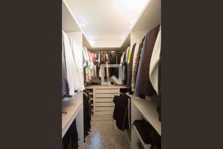 Casa à venda com 850m², 4 quartos e 3 vagasCloset Suíte 2