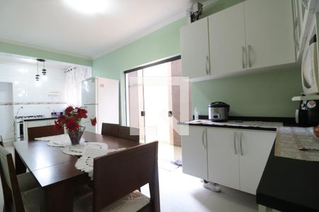 Casa à venda com 243m², 3 quartos e 2 vagasCozinha 